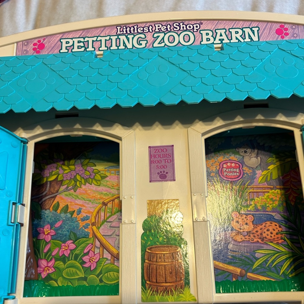 Vintage 1992 Littlest Pet Shop Petting Zoo Barn.